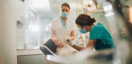 El odontólogo suele ir acompañado del higienista bucodental