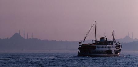 Aguas internacionalesLos transbordadores municipales que comunican las orillas del Bósforo se cruzan con petroleros y mercantes de  toda bandera