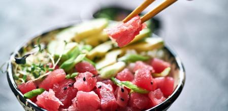 Poke bowl con atún y aguacate