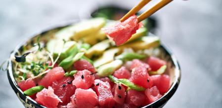 Poke bowl con atún y aguacate