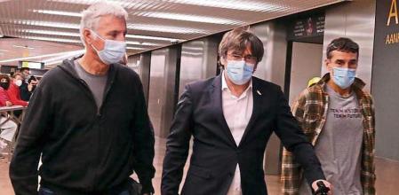 L'expresident Carles Puigdemont, a la seva arribada a l'aeroport de Brussel·les, el 27 de setembre del 2021. (Horitzontal)