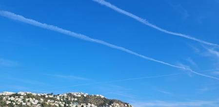 Estelas de condensación vistas desde Roses.