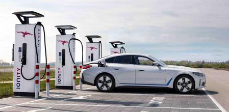 Un coche eléctrico de BMW conectado a un punto de carga&nbsp;