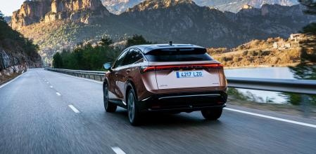 El sistema e-4ORCE de tracción 4x4 mejora la confianza del conductor al trazar la línea de dirección prevista sobre casi cualquier superficie 