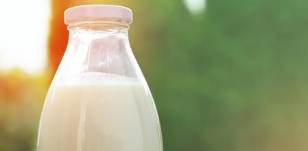 Leche en botella de cristal