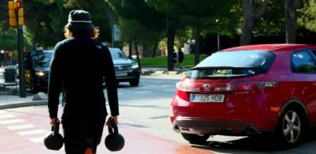 Ejercicio con pesas rusas o kettlebell por la Avinguda de Pedralbes de Barcelona.