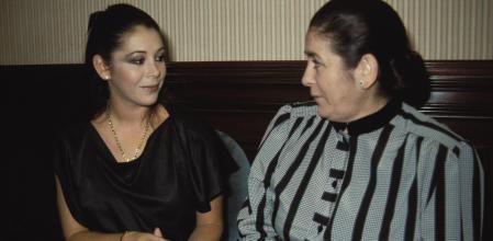 LA CANTANTE ISABEL PANTOJA CON SU MADRE ANA MARTIN DURANTE UN ACTO PUBLICO