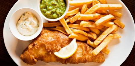 'Fish and chips' con puré de guisantes y salsa tártara