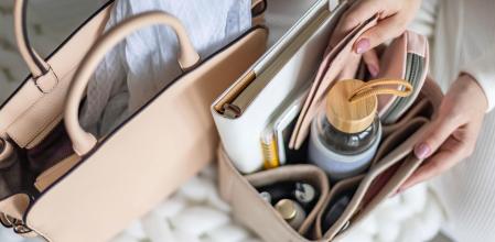 Neceseres y organizadores que necesitas si no quieres que tu bolso parezca el de Mary Poppins