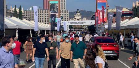 Los visitantes del Automobile Barcelona tienen la oportunidad de probar los coches en los boxes situados en el exterior del recinto de Fira de Barcelona&nbsp;