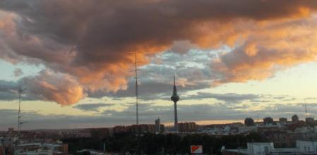 Vista del Pirulí al atardecer en Madrid.