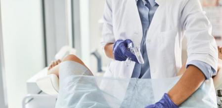 Un ginecólogo atiende a una paciente en una imagen de archivo