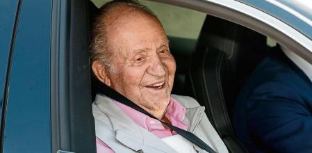 31 / 08 / 2019 MADRID .- El rey Juan Carlos en la salida del centro tras haber recibido el alta hospitalaria después de haber permanecido ocho días hospitalizado en donde se le practicó hace una semana un triple 