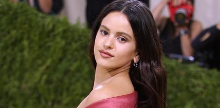 Rosalía con su vestido de inspiración flamenca en la gala Met