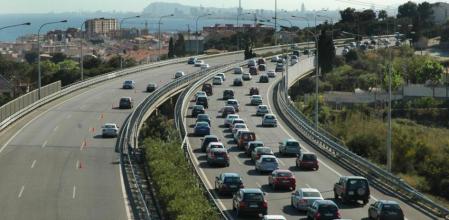 Los carriles adicionales, como este formado en la C-32 a la altura de Montgat, sirven para aliviar la circulación en días con gran volumen de tráfico 