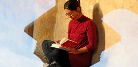 Retrato de Yaiza, en el monasterio de Pedralbes, donde escribe un libro gracias a la  beca Montserrat Roig.