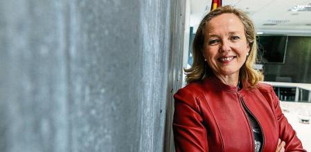 Nadia María Calviño Santamaría Vicepresidenta primera del Gobierno de España desde el 12 de julio de 2021 y ministra de Economía desde junio de 2018 es una economista del Estado y alta funcionaria española de las instituciones europeas.