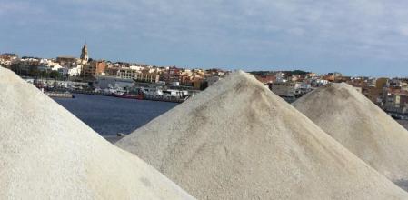Pirámides de tierra junto al mar en Palamós.