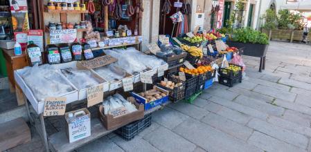 Un comercio con pescado, frutas y hortalizas