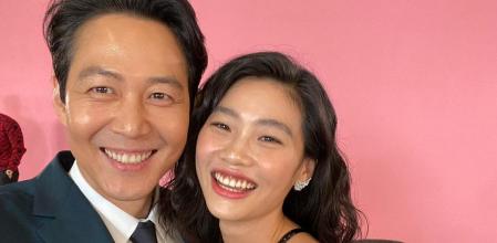 Lee Jung-jae y HoYeon Jung en una selfie tras participar en una entrevista en el programa de Jimmy Fallon