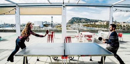 foto XAVIER CERVERA 16/03/2018 Barcelona Tech City (Palau de Mar) ecosistema digital de la ciutat dos trabajadores de Tiendeo descansan unos minutos jugando a individuales en ping-pong en una mesa habilitada en la terraza de la ultima planta contigua a la sede de la empresa d venta online