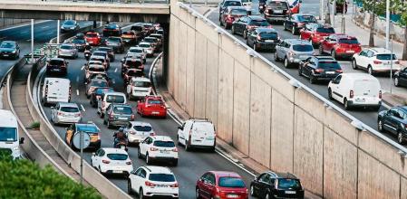 Retenciones en La Ronda de dalt coincidiendo con la huelga de Renfe