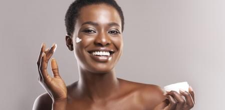 Mujer aplicándose crema hidratante