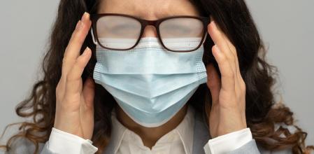 Mujer con mascarilla y gafas empañadas