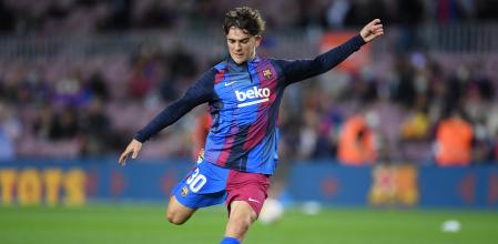BARCELONA, SPAIN - OCTOBER 17: Gavi of FC Barcelona shoots as they warm up prior to the LaLiga Santander match between FC Barcelona and Valencia CF at Camp Nou on October 17, 2021 in Barcelona, Spain. (Photo by Alex Caparros/Getty Images)