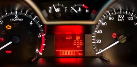 Este panel de instrumentos indica que al coche le queda una autonomía de 236 kilómetros