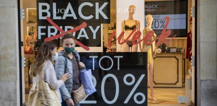 Un escaparate con ofertas por el 'black friday', el año pasado