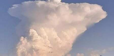Nube con forma de mapa de España en Llívia.