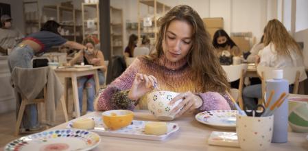 Personas que  han dejado las redes sociales, Marina, estudiante de 22 años , uno de sus hobbies son las manualidades, en la foto en la ceramicaria de Gracia Foto Ana Jiménez