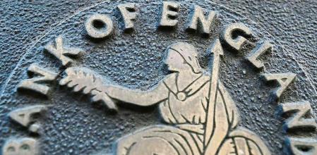 London (United Kingdom), 05/11/2020.- A close up of the sign of Bank of England in the City of London in London, Britain, 05 November 2020. The central bank announced that its Monetary Policy Committee (MPC) had voted to maintain interest rates at its record low level of 0.1 percent, but expand quantitative easing - its programme of government bond buying - by £150bn (194bn US dlrs). (Reino Unido, Londres) EFE/EPA/FACUNDO ARRIZABALAGA