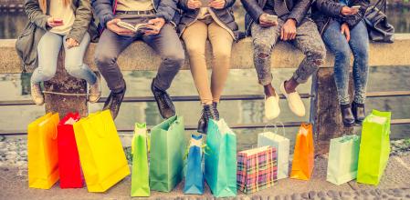 Personas con bolsas de compras