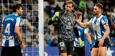 BARCELONA, 26/10/2021.- Los jugadores del Espanyol, el guardameta Diego López (c), el uruguayo Leandro Cabrera (i) y Sergi Gómez, durante el encuentro correspondiente a la undécima jornada de primera división que disputan hoy martes frente al Athletic Club en el RCDEstadium, en Barcelona. EFE/Alejandro García.