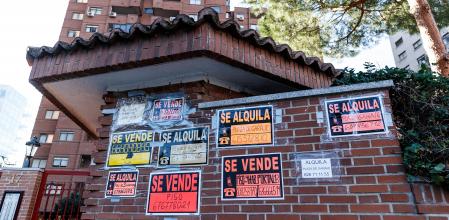 Carteles con pisos en venta y alquiler, en un edificio de Madrid