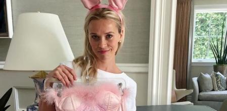 La actriz Reese Whiterspoon con un sexy conjunto de conejita rosa con orejas como el que lució en 'Una rubia muy legal', una de las películas que le dio la fama