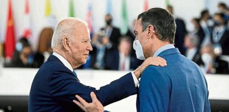 -FOTODELDIA- EA6080. ROMA (ITALIA), 30/10/2021.- El presidente del Gobierno, Pedro Sánchez (d), conversa con el presidente de los Estados Unidos, Joe Biden, durante la sesión plenaria de la cumbre de líderes del G20 que se celebra este fin de semana en Roma. EFE/ Riccardo Antimiani