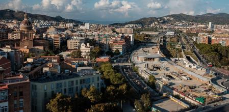 Vista de la futura estación de Sant Andreu Comtal, con el vestíbulo en obras sobre las vías cubiertas, y, a su izquierda, la actual