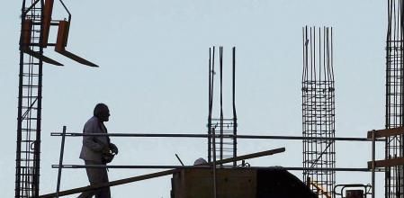 GRAFCVA044. VALENCIA, 03/11/2021.- Un obrero trabaja en un edificio en construcción cuando hoy según los datos publicados este miércoles por los ministerios de Inclusión y Trabajo, la afiliación, descontado la estacionalidad y el efecto calendario, creció en 102.474 trabajadores respecto al mes anterior, gracias al tirón de los servicios y de la construcción. EFE/Kai Försterling