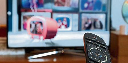 foto XAVIER CERVERA 25/04/2020 una residente confinada con el mando a distancia (control remoto) mirando su televisor en casa ,una de las multiplataformas de hoy en dia (movistar, netflix, hbo, prime amazon,..)