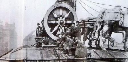 Soldados sobre la Puerta de Brandeburgo en enero de 1919.