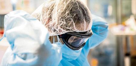 04 - 11 - 2020 / Barcelona - Hospital Clínic / UCI dedicada al covid donde normalmente hay la UCI de cardio / Foto: Llibert Teixidó - Personal Sanitario - Enfermeras - Enfermeros - Médicos - Sanitarios - Personal se viste con traje de proteccion para entrar en las habitaciones