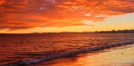 Atardecer rojo anaranjado en Roses.