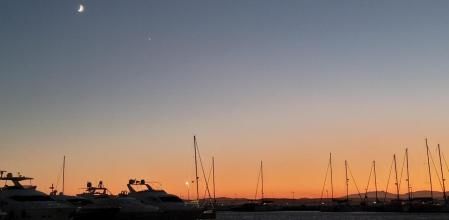 La Luna y Venus en el puerto de Roses.