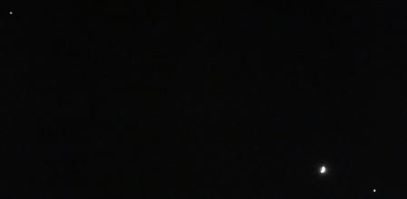 La conjunción de Venus, Saturno y Júpiter, con la Luna, vista desde Gavà.