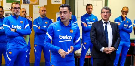 Xavi Hernández, junto al presidente Laporta y su cuerpo técnico en su primer día