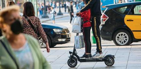 PATINETES ELECTRICOS POR LA CIUDAD CIRCULANDO POR ESPACIOS PROHIBIDOS. PLAÇA CATALUNYA CON PORTAL DE L'ANGEL