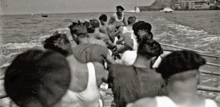 Un grupo de remeros en la bahía de La Concha de Donostia/San Sebastián, una de las imágenes recogidas por Return to Basque.